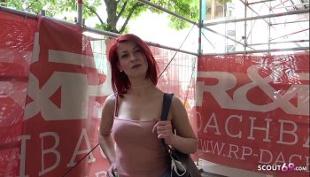 जर्मन स्काउट रेड इंडियन छात्र जेनी गड़बड़ के लिए पैसे पर सड़क कास्टिंग